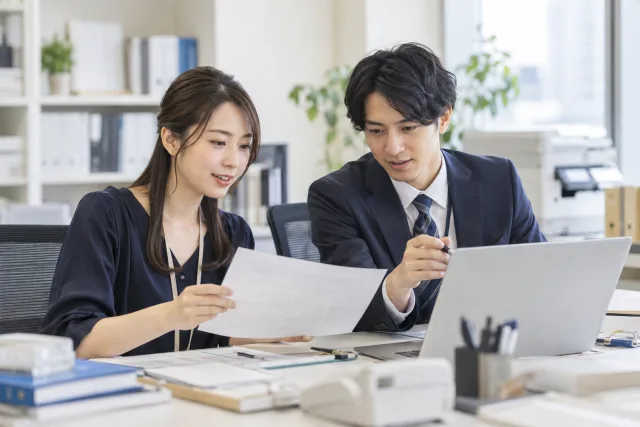 管理部門の業務に取り組む担当者のイメージ