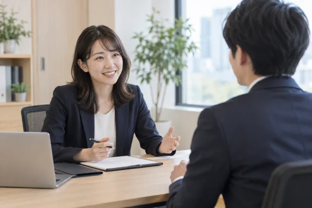 人事の業務に取り組む担当者のイメージ
